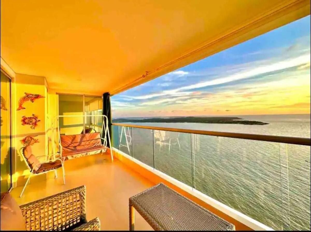 Large 3br With Beautiful Ocean Views Apartamento